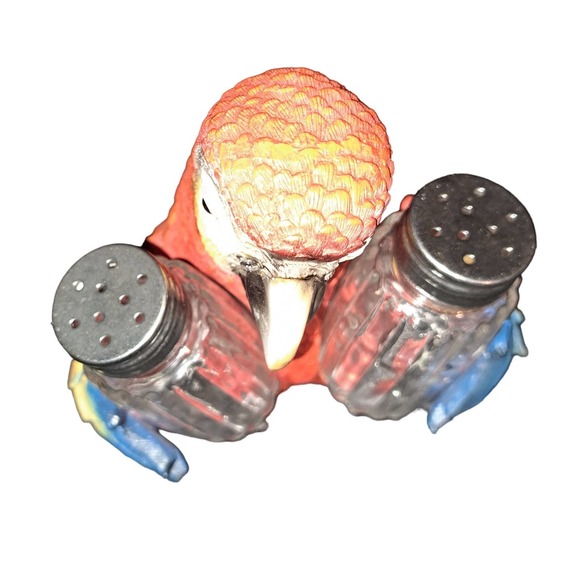 NIB- ADORABLE! Colorful Scarlet Macaw Parrot Salt and Pepper Shaker - Picture 5 of 7
